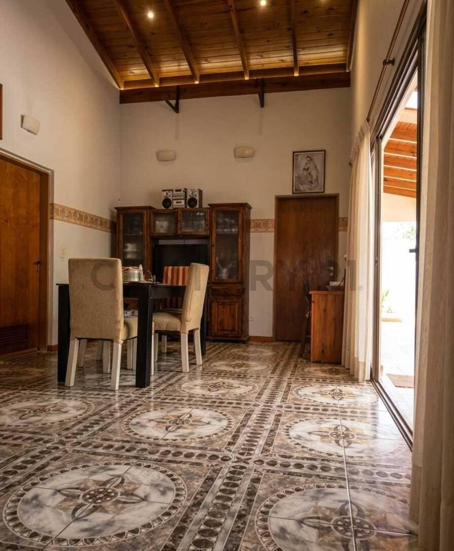 Foto de VENTA Residencia de 5 Dormitorios con Pileta Climatizada, Quincho y, imagen 3