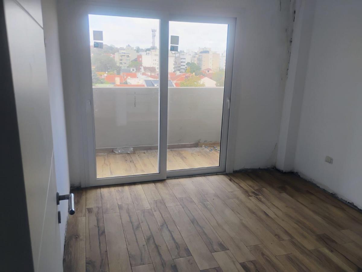 Departamento Semipiso de 4 Ambientes de Categoría en Venta en Zona Aldrey 2