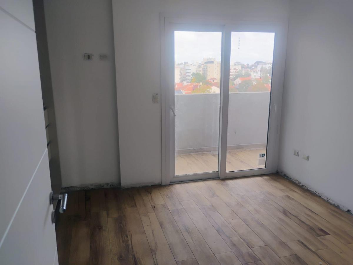 Departamento Semipiso de 4 Ambientes de Categoría en Venta en Zona Aldrey 4