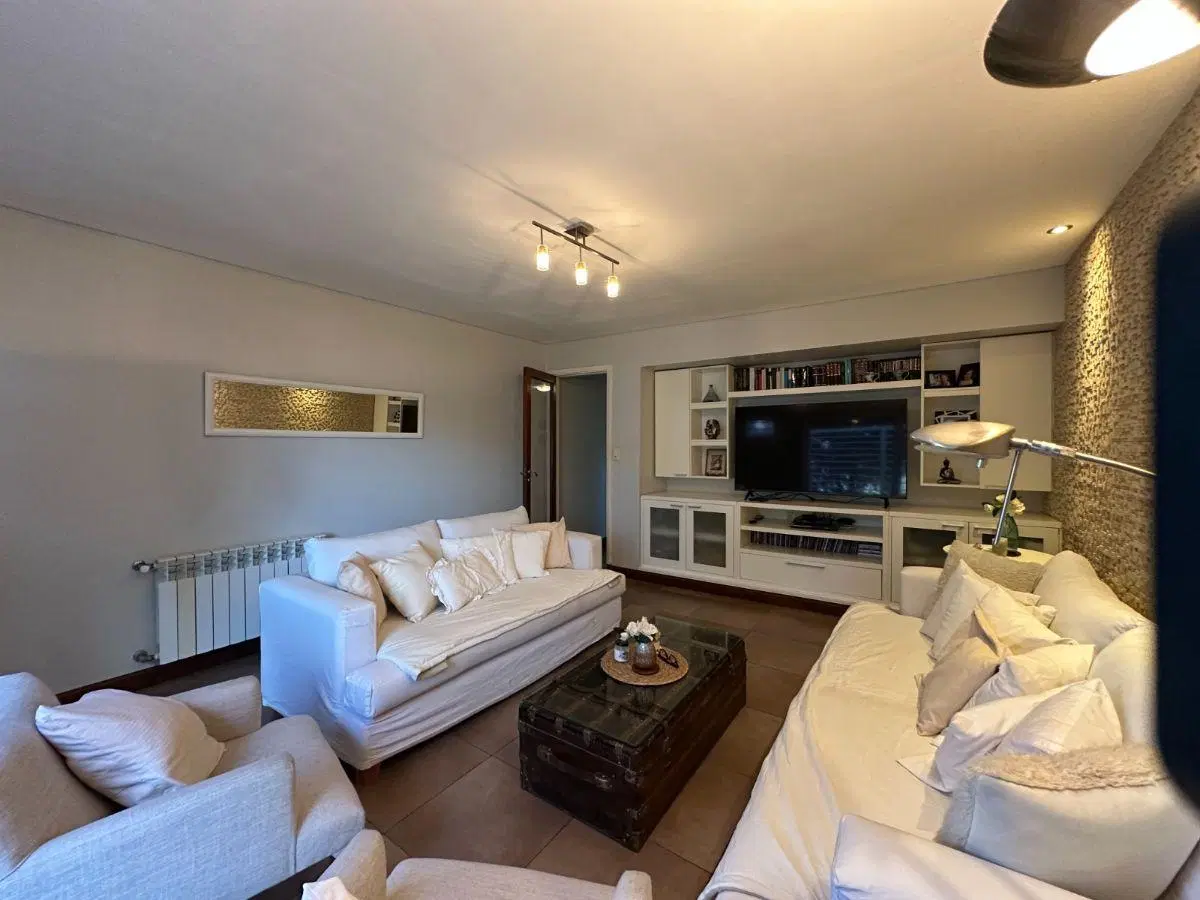 Impecable Dúplex de 4 ambientes con cochera en venta en La Perla 4