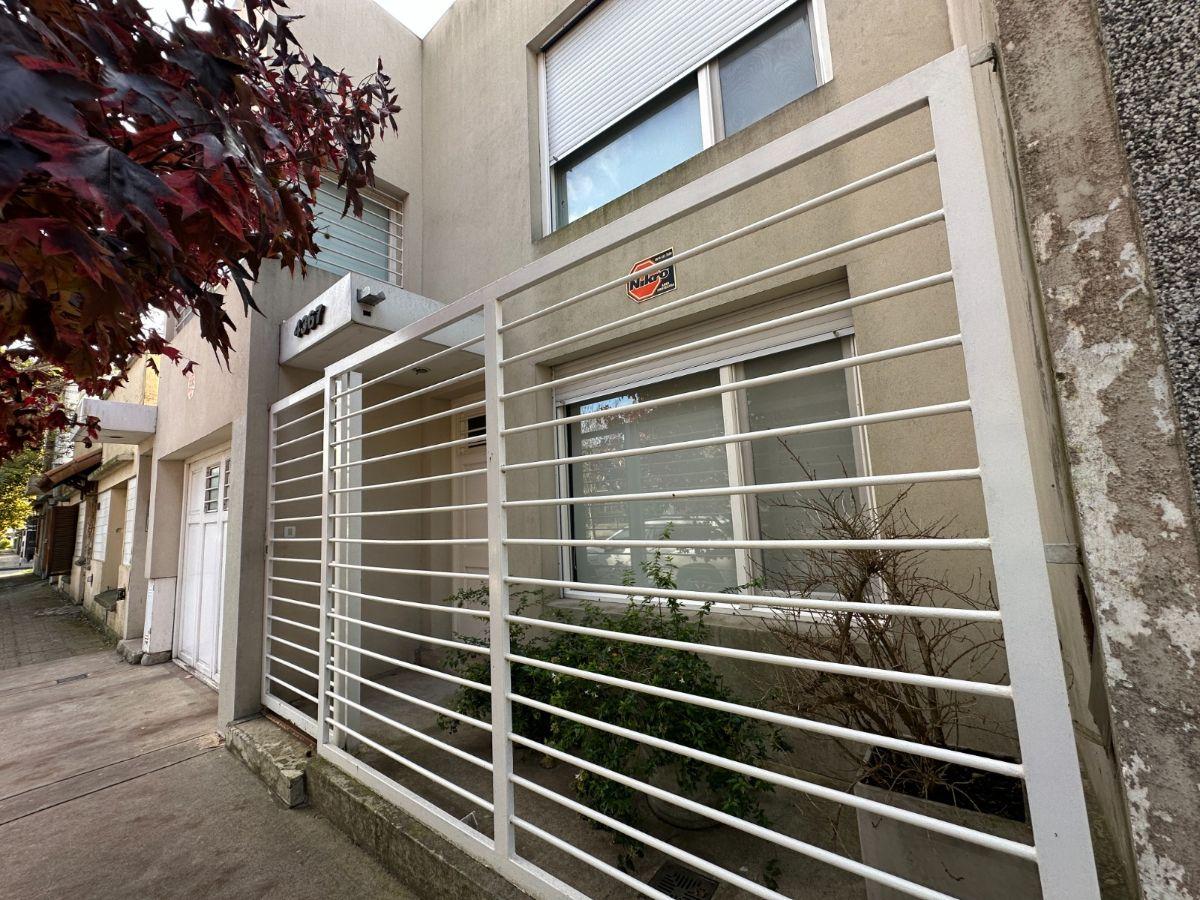 Impecable Dúplex de 4 ambientes con cochera en venta en La Perla