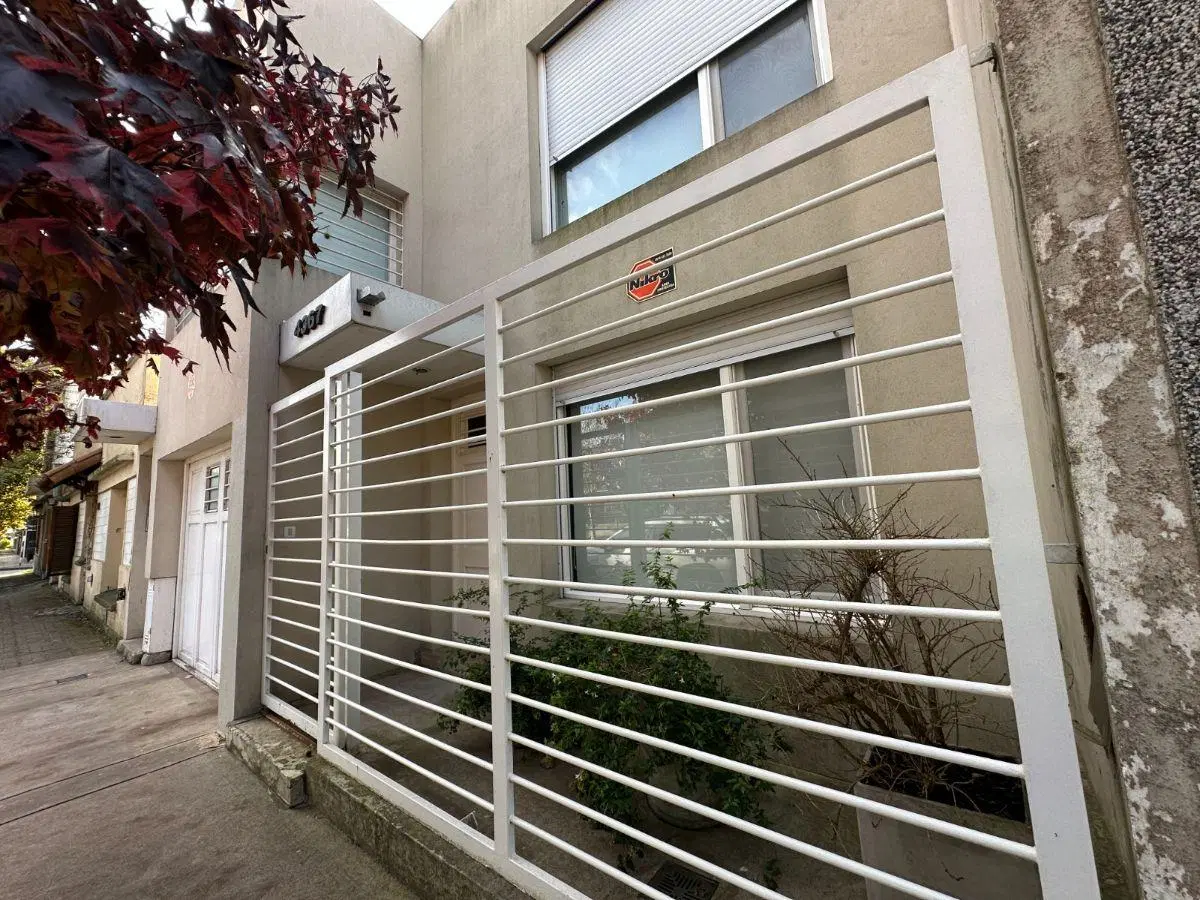 Impecable Dúplex de 4 ambientes con cochera en venta en La Perla 2