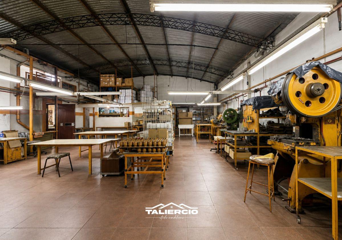 En venta Galpón con oficinas y vivienda. República de Cuba al 400
