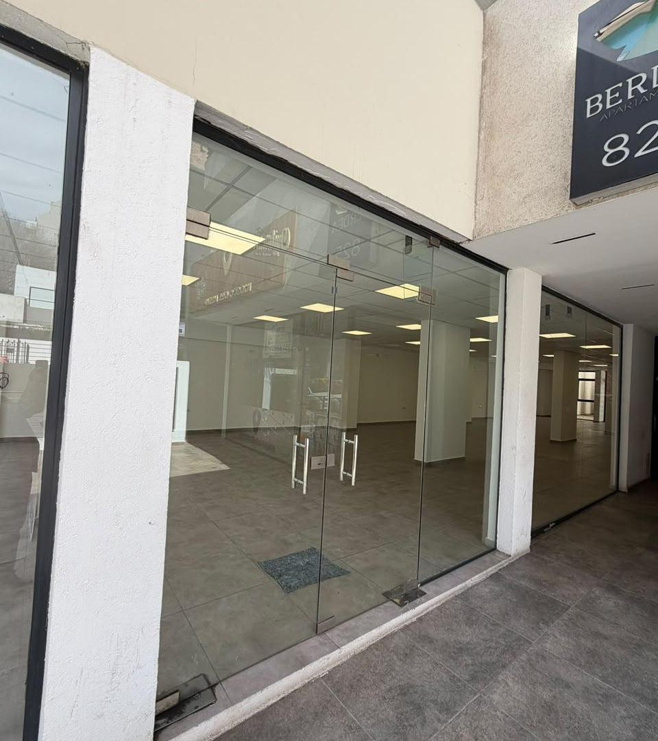 Foto de Local comercial de 270 m² con patio y 8 metros de vidriera en Nueva, imagen 5