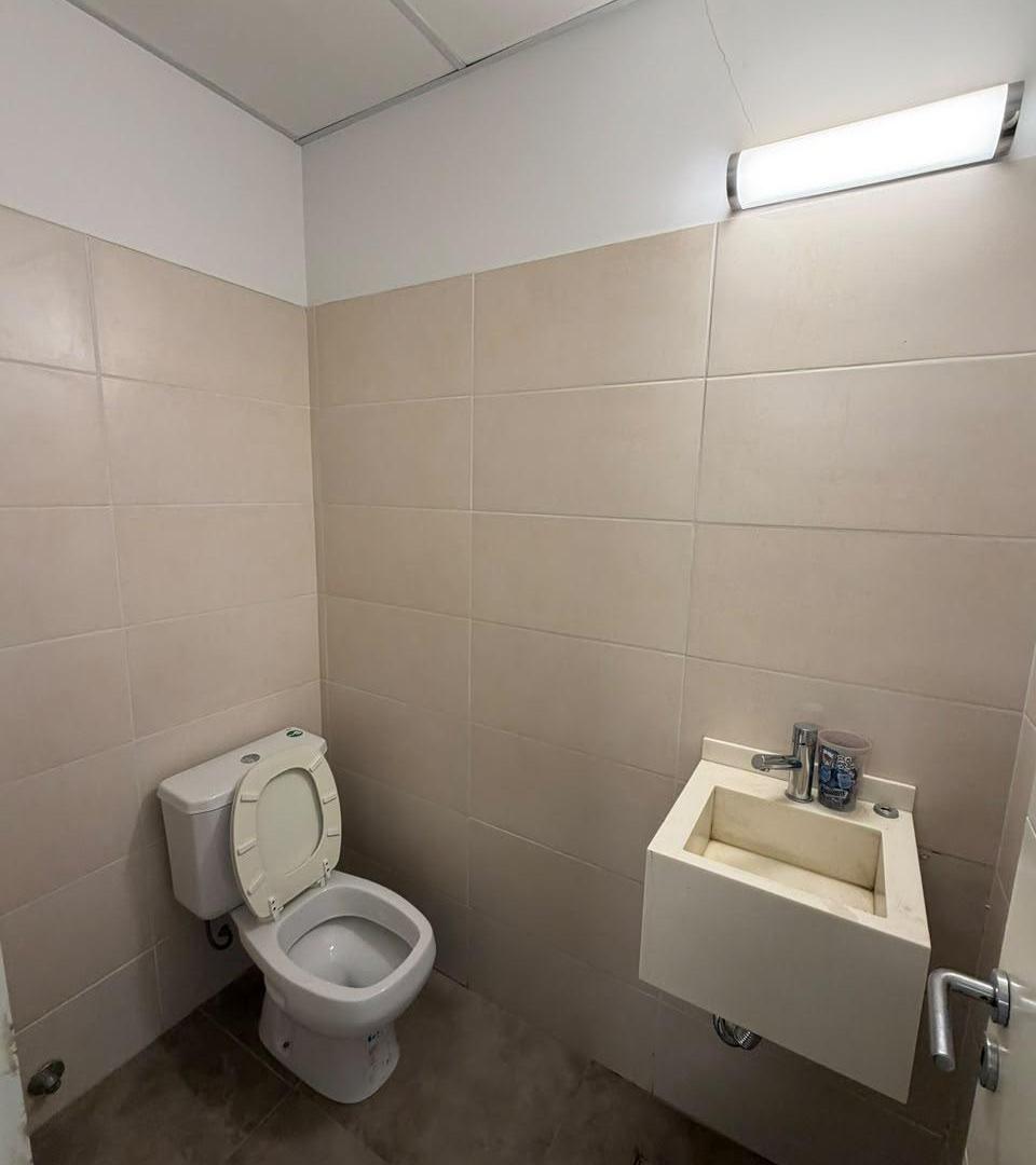 Foto de Local comercial de 270 m² con patio y 8 metros de vidriera en Nueva, imagen 4