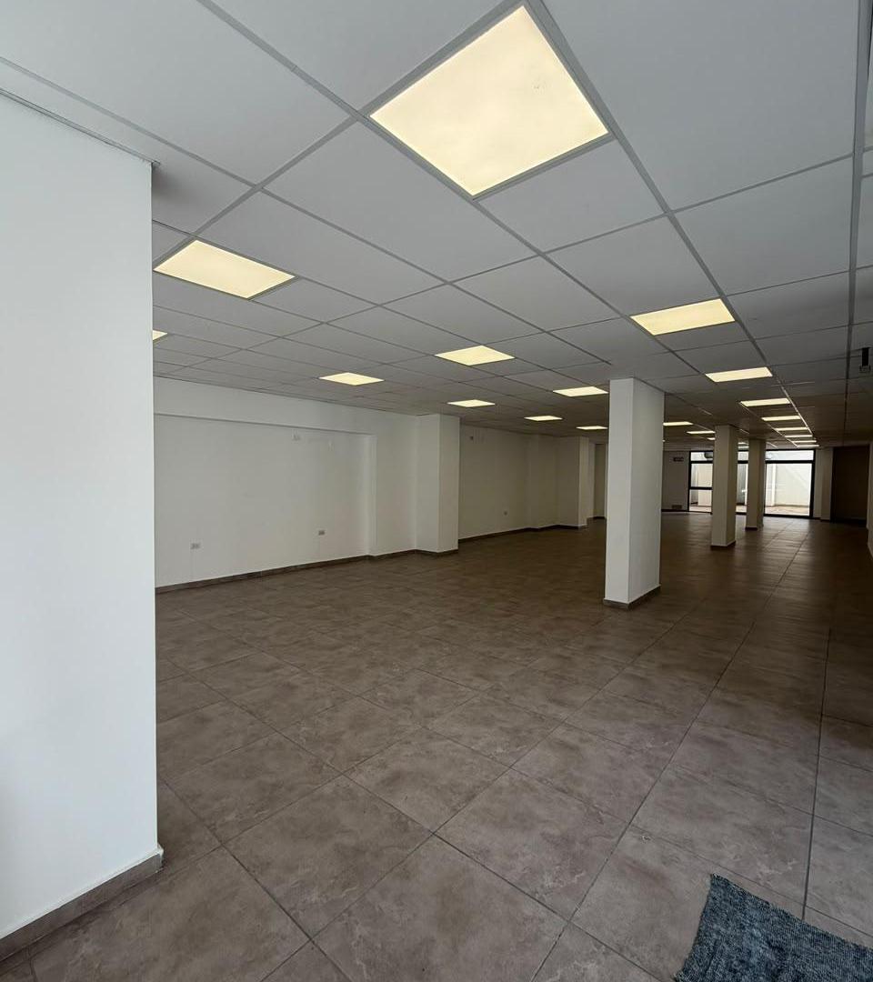 Foto de Local comercial de 270 m² con patio y 8 metros de vidriera en Nueva, imagen 2