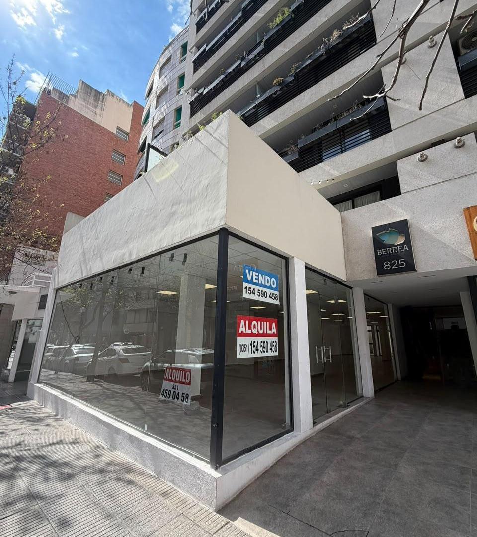 Foto de Local comercial de 270 m² con patio y 8 metros de vidriera en Nueva, imagen 1
