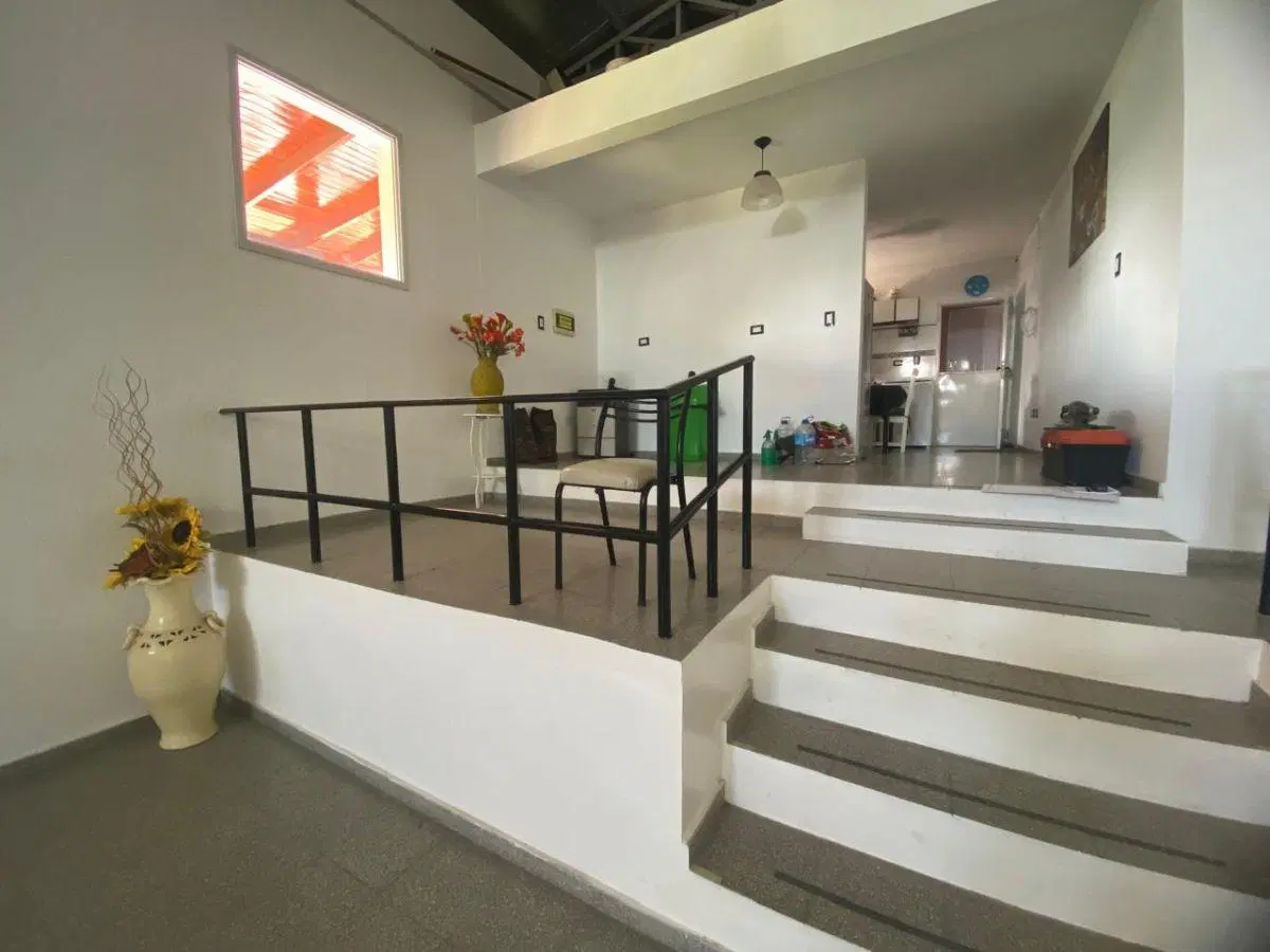 SALÓN de USOS MULTIPLES con VIVIENDA, PISCINA y extenso PARQUE en LA CUMBRE 365mts2 4