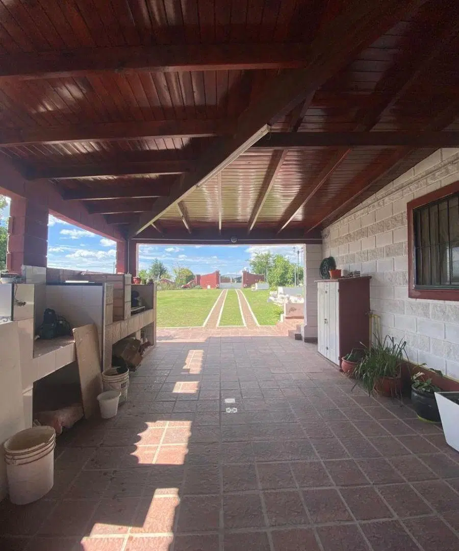 SALÓN de USOS MULTIPLES con VIVIENDA, PISCINA y extenso PARQUE en LA CUMBRE 365mts2 8