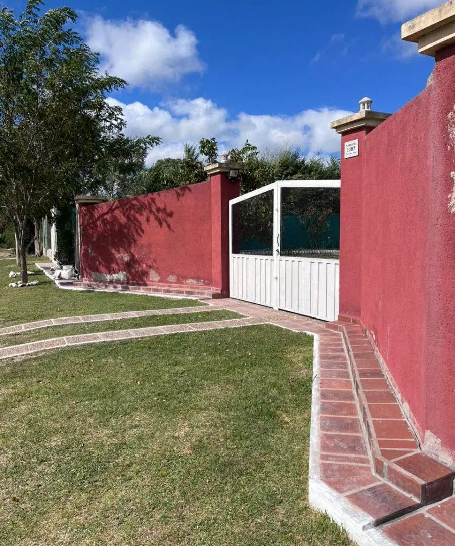 SALÓN de USOS MULTIPLES con VIVIENDA, PISCINA y extenso PARQUE en LA CUMBRE 365mts2 5