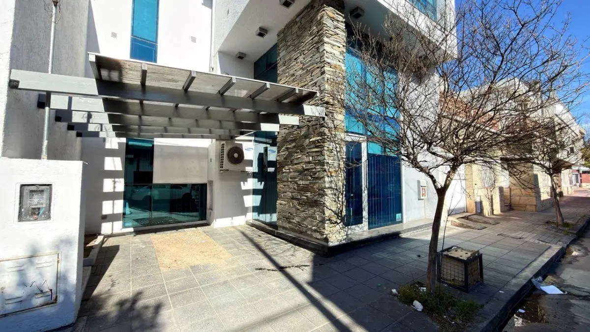 EDIFICIO CORPORATIVO OFICINA CON COCHERA EN GUEMES 1