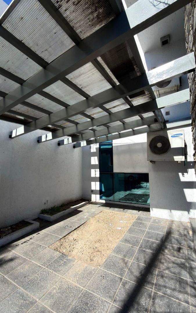Foto de EDIFICIO CORPORATIVO OFICINA CON COCHERA EN GUEMES, imagen 4