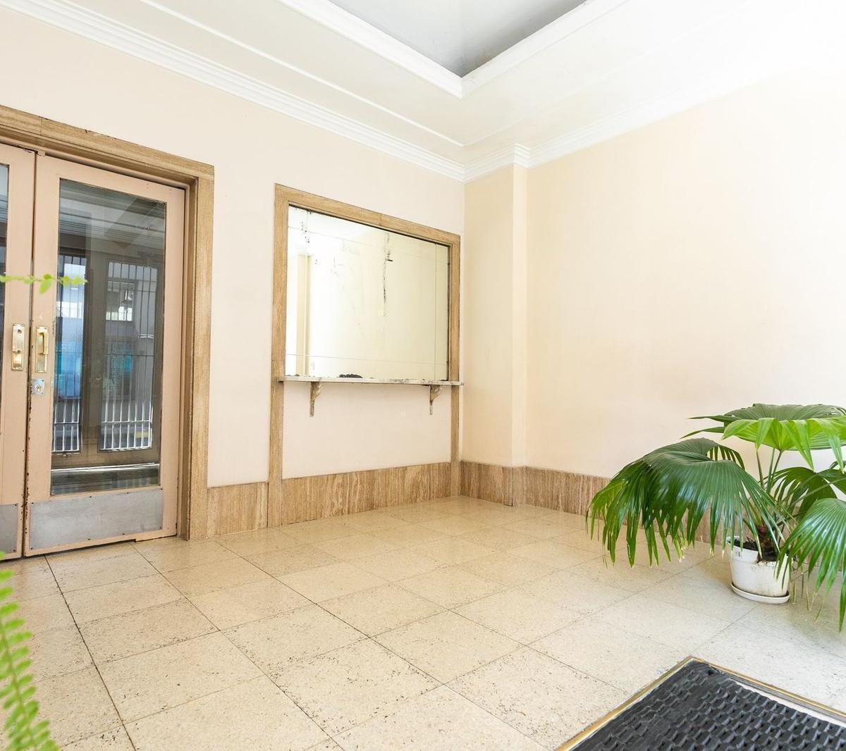 Venta Departamento 4 Ambientes con Balcón Monserrat 5