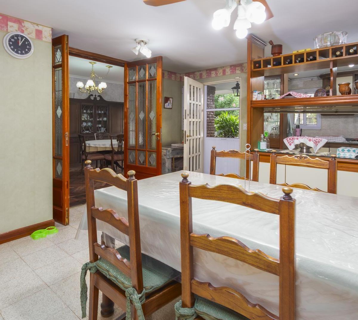 Casa en Balvanera 6 Ambientes, Estudio, Quincho, Jardín, Pileta y Cochera 3 Autos 3