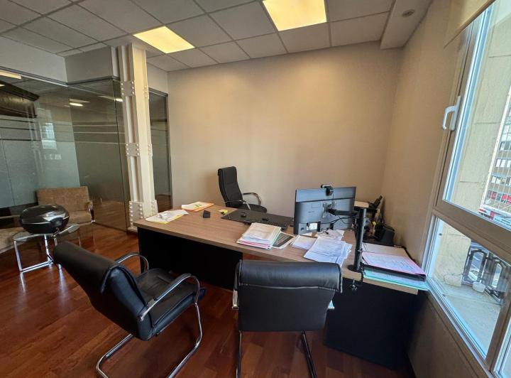 OPORTUNIDAD - Oficina en VENTA en esquina Corrientes y Suipacha 2
