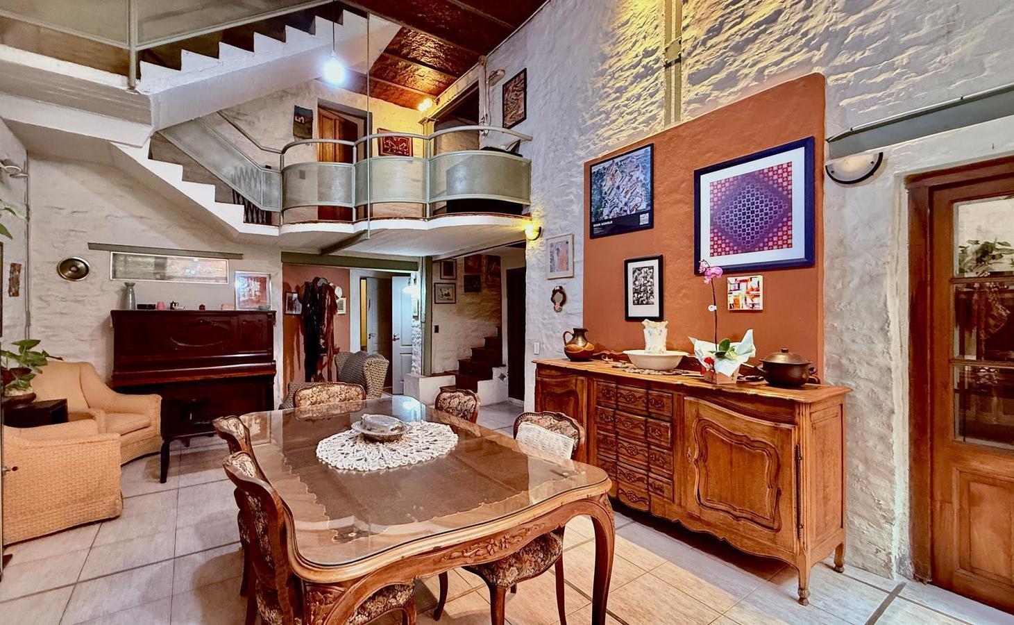 VENTA CASA 6 AMBIENTES DEPENDENCIA COCHERA en Villa Crespo