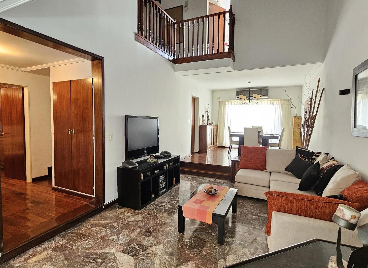 Foto de Venta Casa 6 ambientes pileta Flores, imagen 2