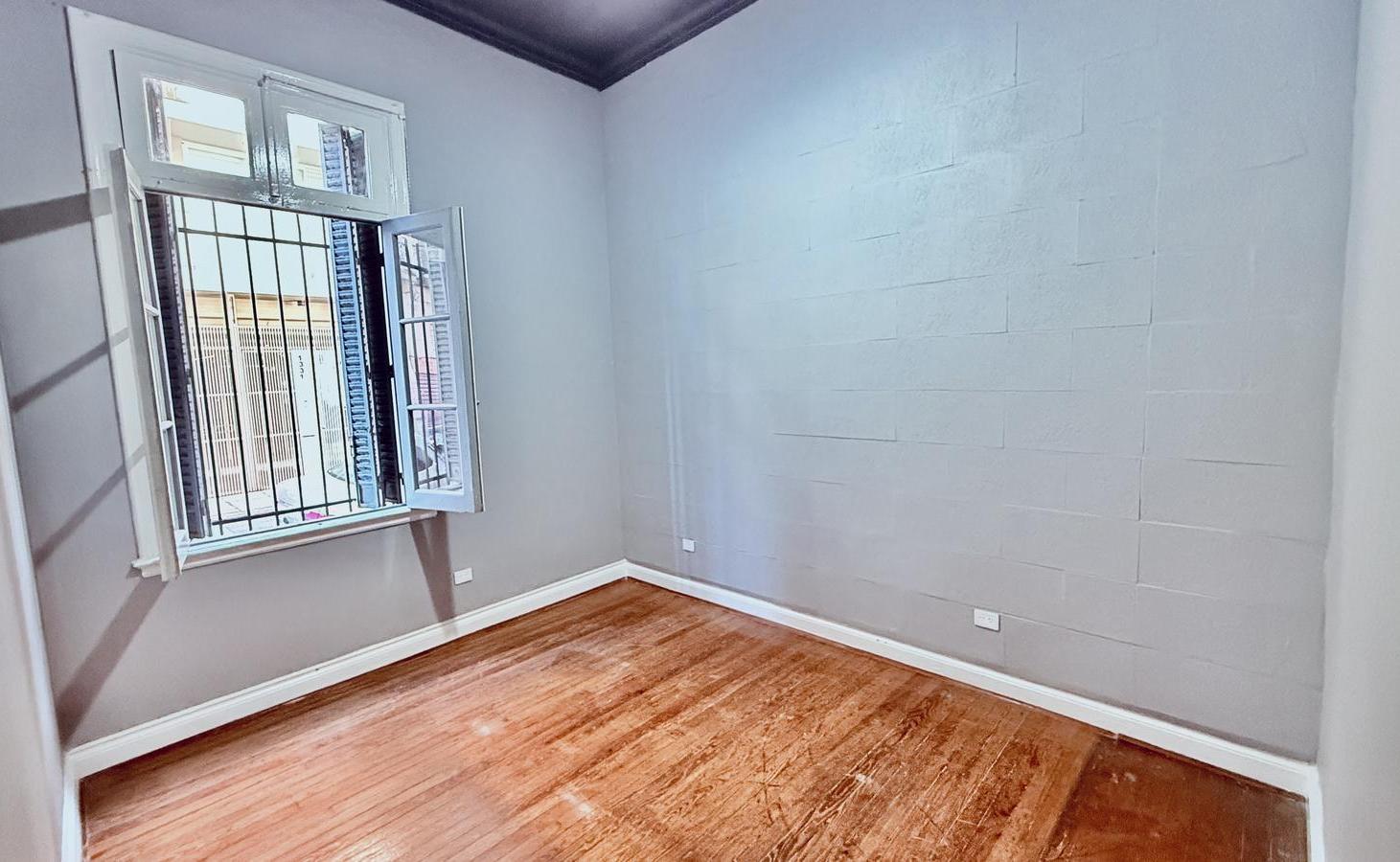 Foto de Venta Departamento PH dos ambientes reciclado en Monserrat, imagen 2