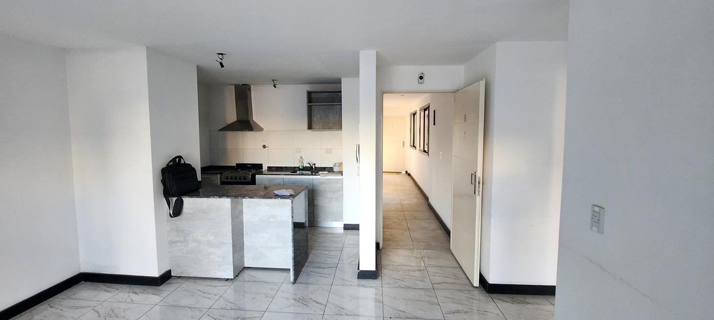 Foto de VENTA DE DEPARTAMENTO DE 3 AMBIENTES EN EL CENTRO DE BANFIELD., imagen 1
