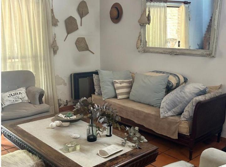 Excepcional  casa con excelente ubicación en Ranchos 4