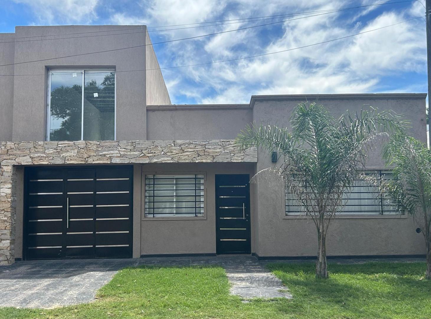 Casa con pileta, quincho y garage cubierto en Chascomús