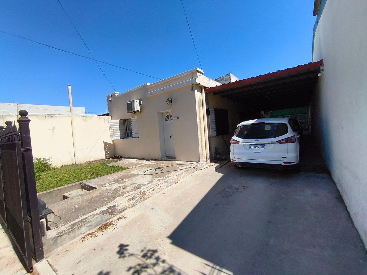 Casa 4 dormitorios, quincho y garage para 4 autos