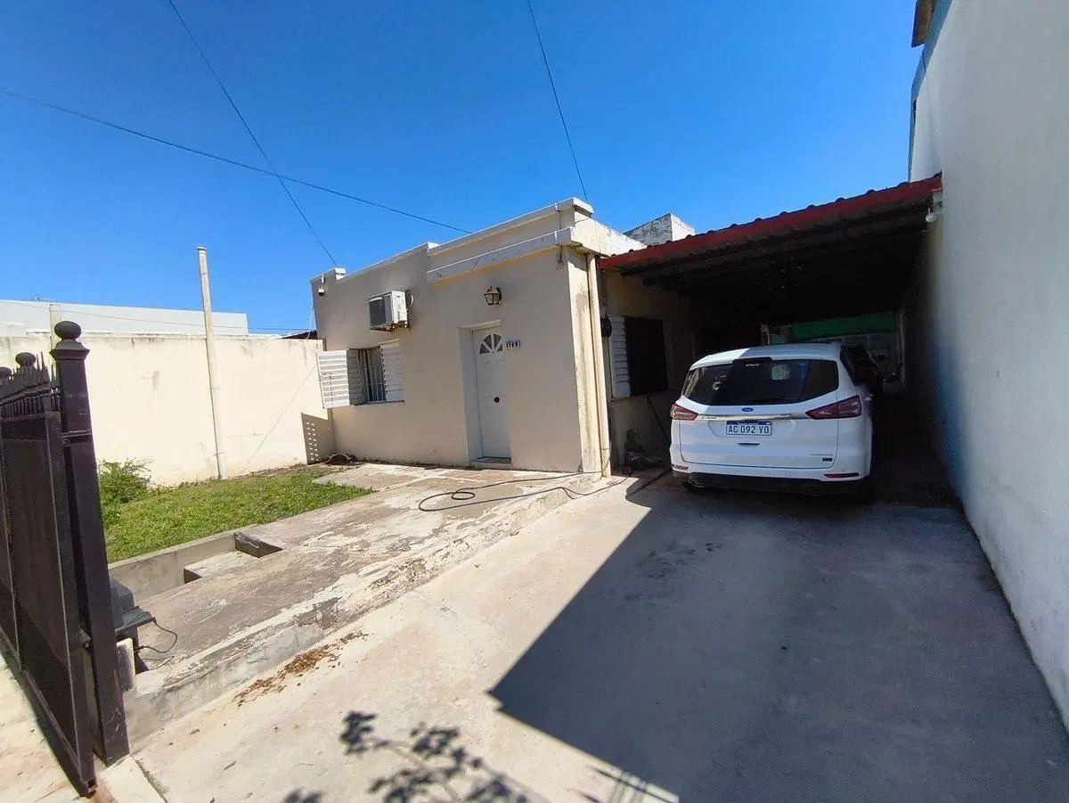 Casa 4 dormitorios, quincho y garage para 4 autos 5