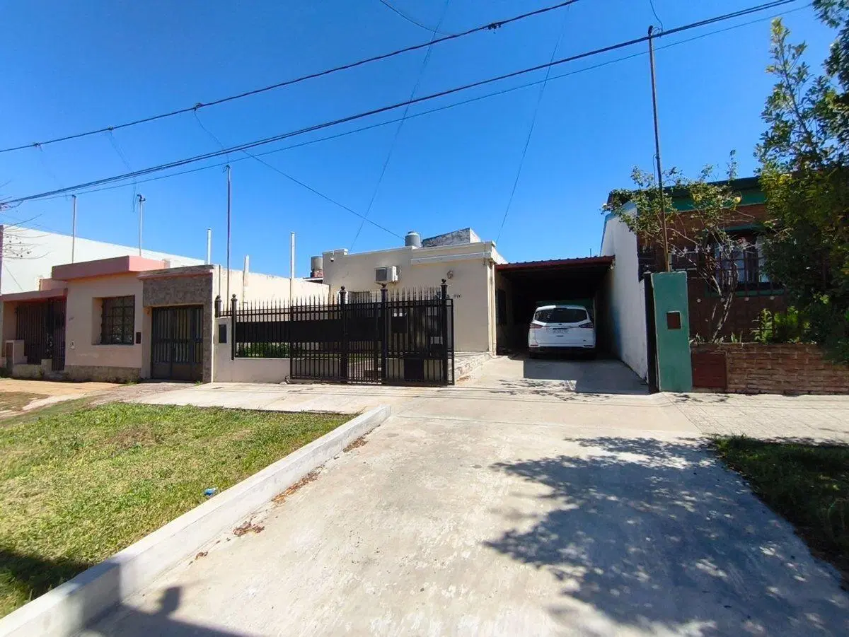 Casa 4 dormitorios, quincho y garage para 4 autos 3