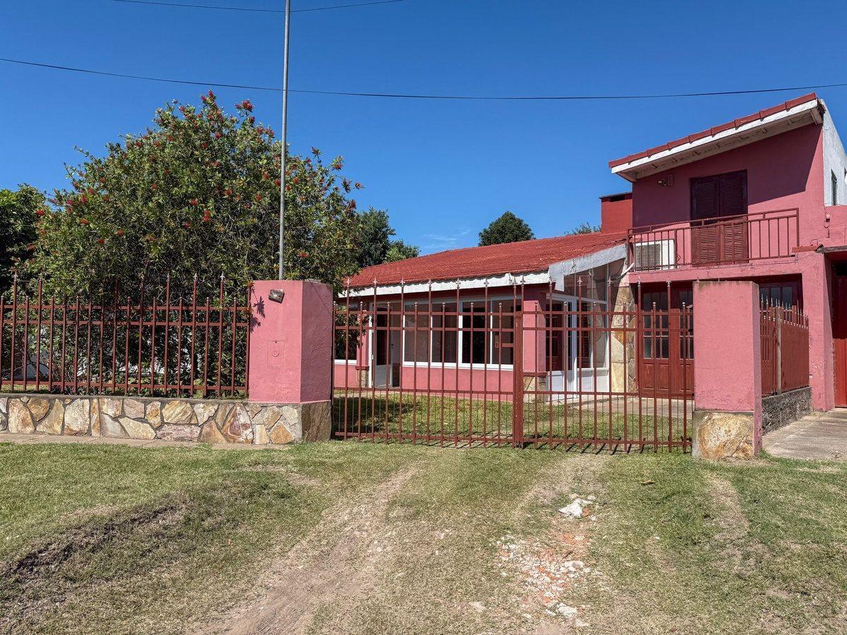 Casa 8 ambientes en venta zona Ruta 12 y Newbery.