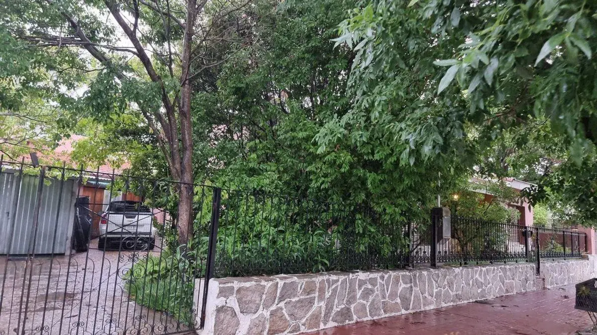 Casa 3 dormitorios y terreno, en centro de Crespo 2