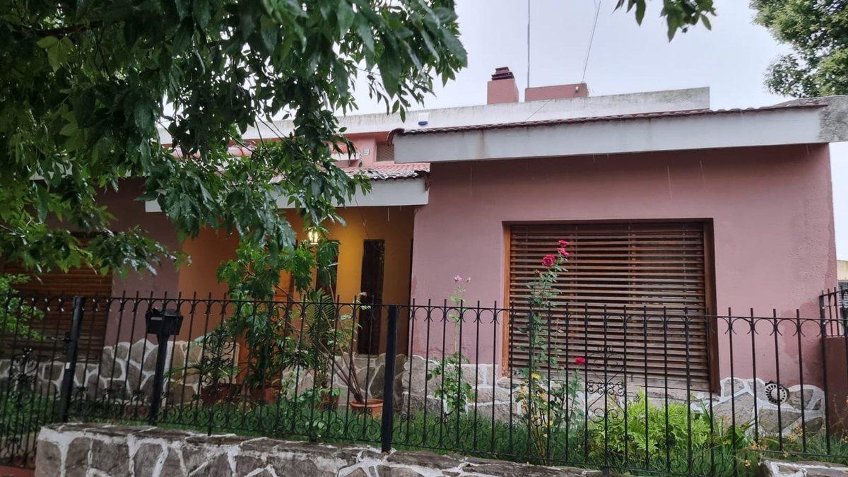 Casa 3 dormitorios y terreno, en centro de Crespo