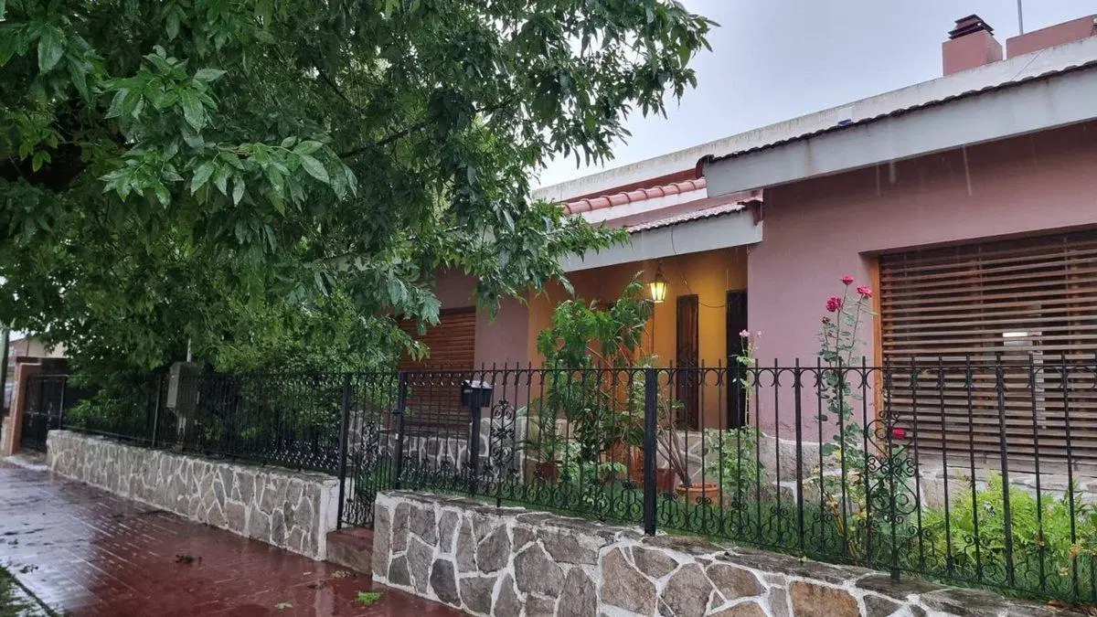 Casa 3 dormitorios y terreno, en centro de Crespo 5