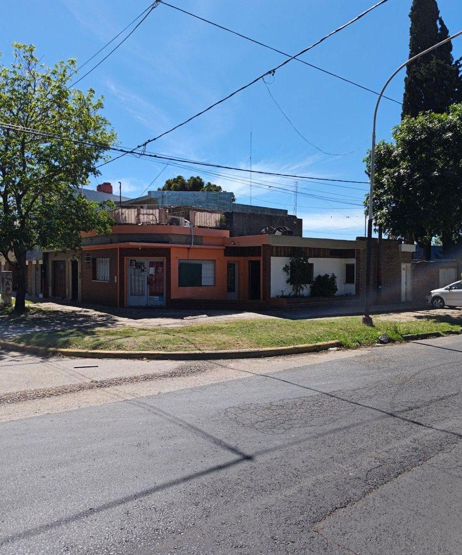 Excepcional casa en esquina y local comercial