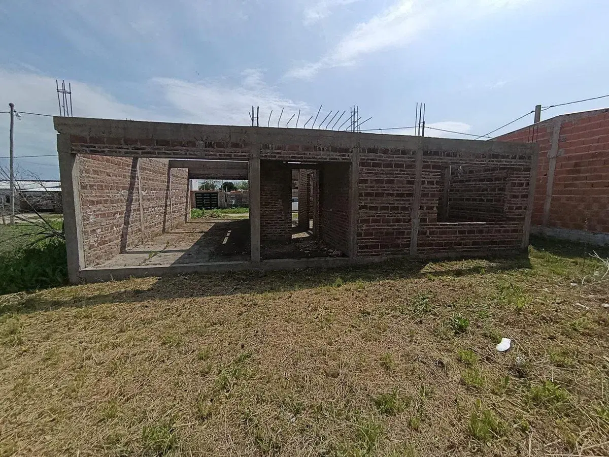 Casa en construcción en lote de 300m. San Benito 4