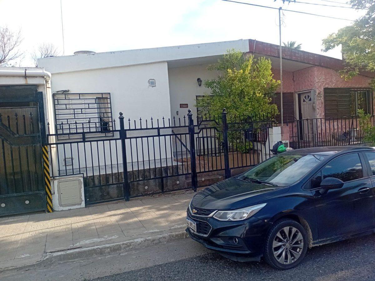 Atención: c:asa 2/3 dormitorios, cochera, Paraná