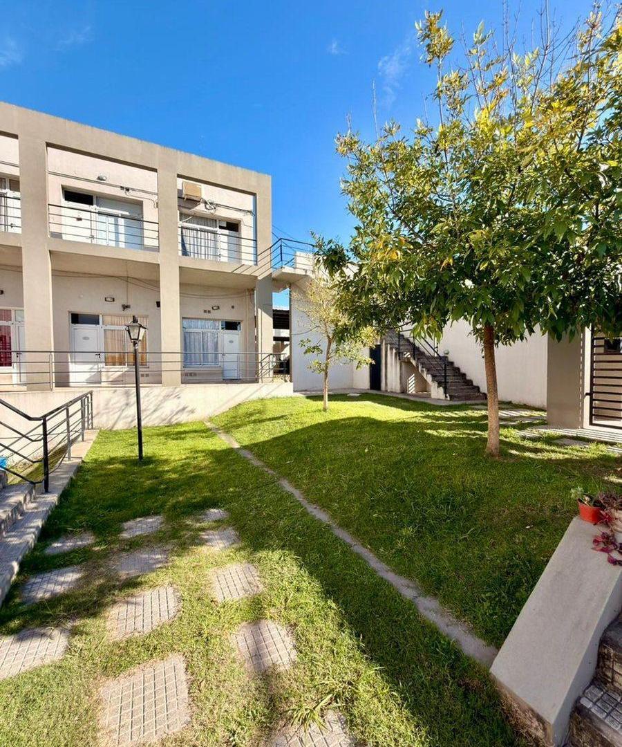Depto 1 dormitorio c/patio zona Zanni y Almafuerte