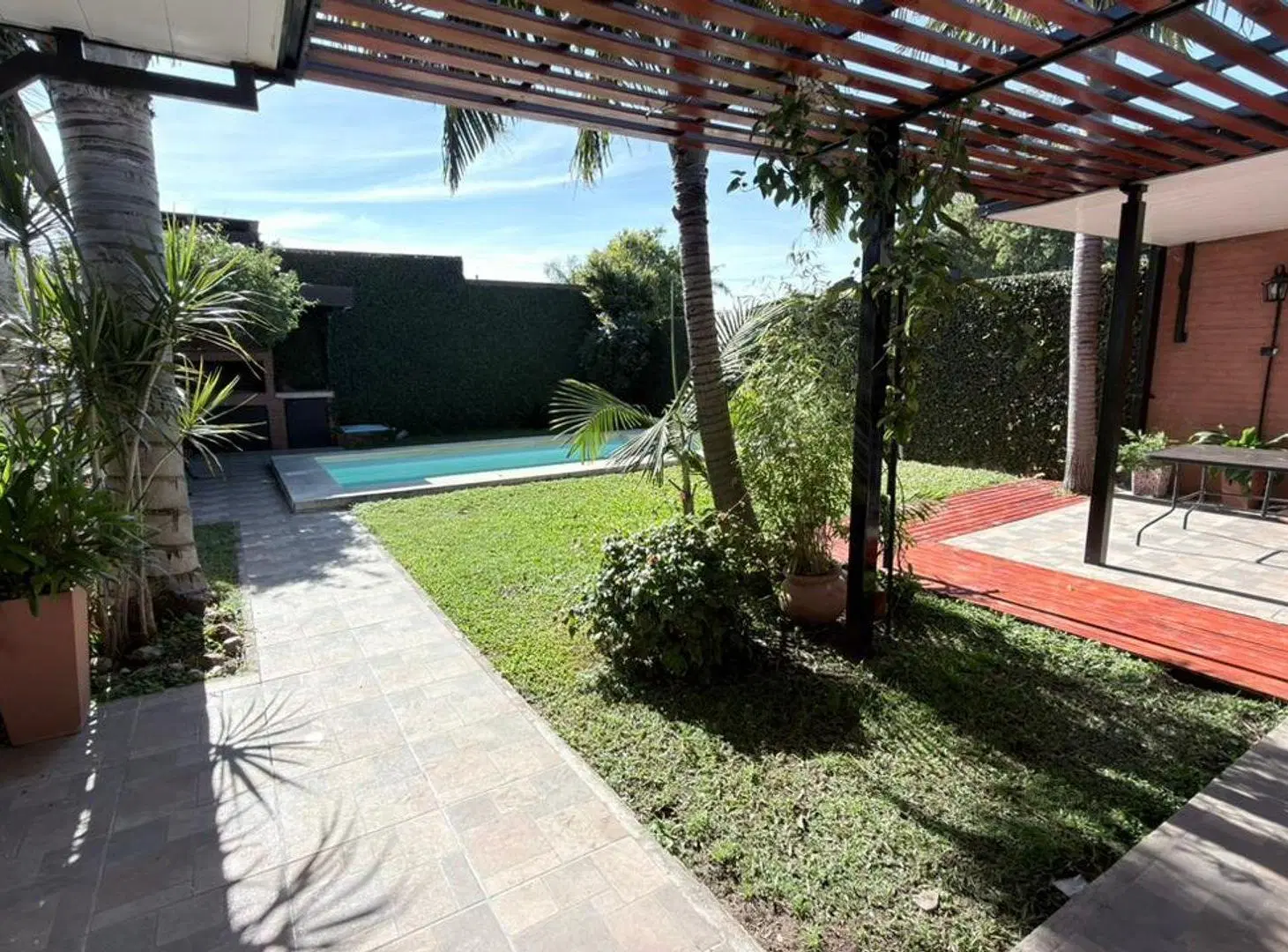 Casa 3 dormitorios, cochera, patio y pileta Paraná 5