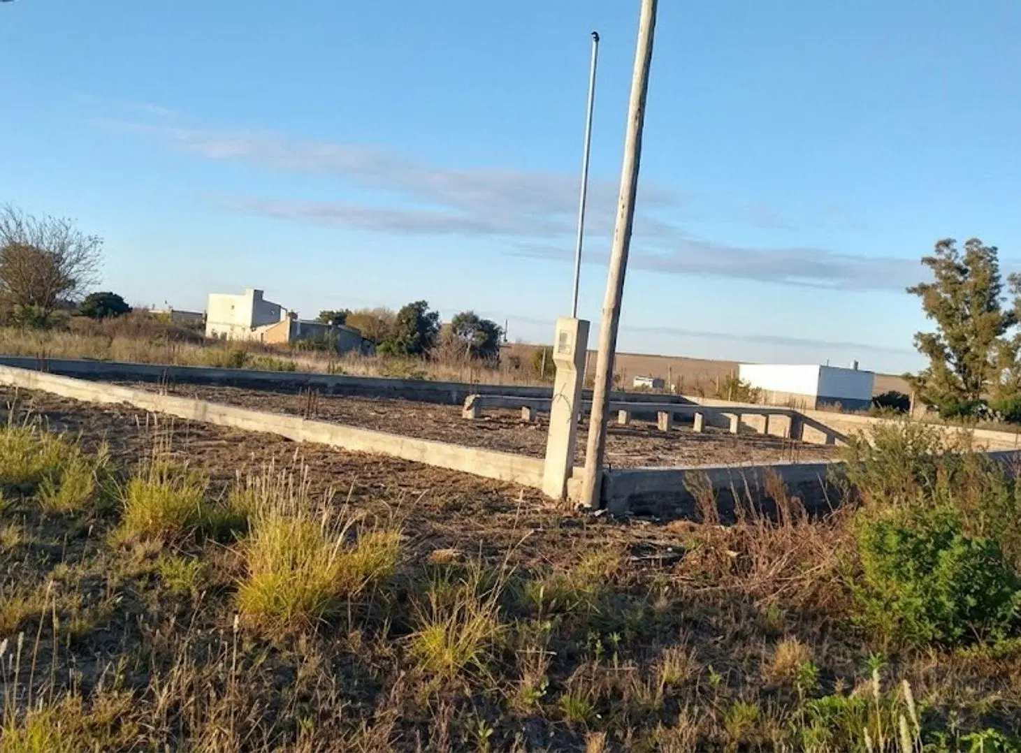 Terreno 450m2 con cimientos p/galpón, A. Brasilera 4