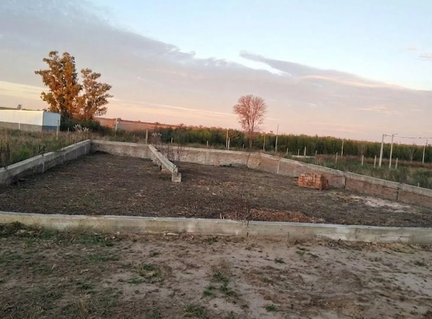 Terreno 450m2 con cimientos p/galpón, A. Brasilera 2