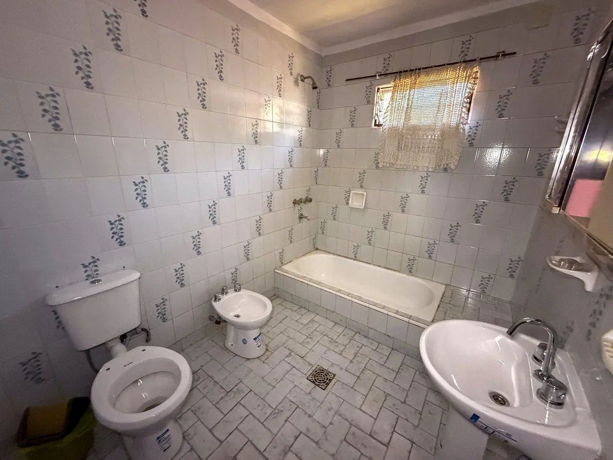 Casa 8 ambientes en venta zona Ruta 12 y Newbery. 3