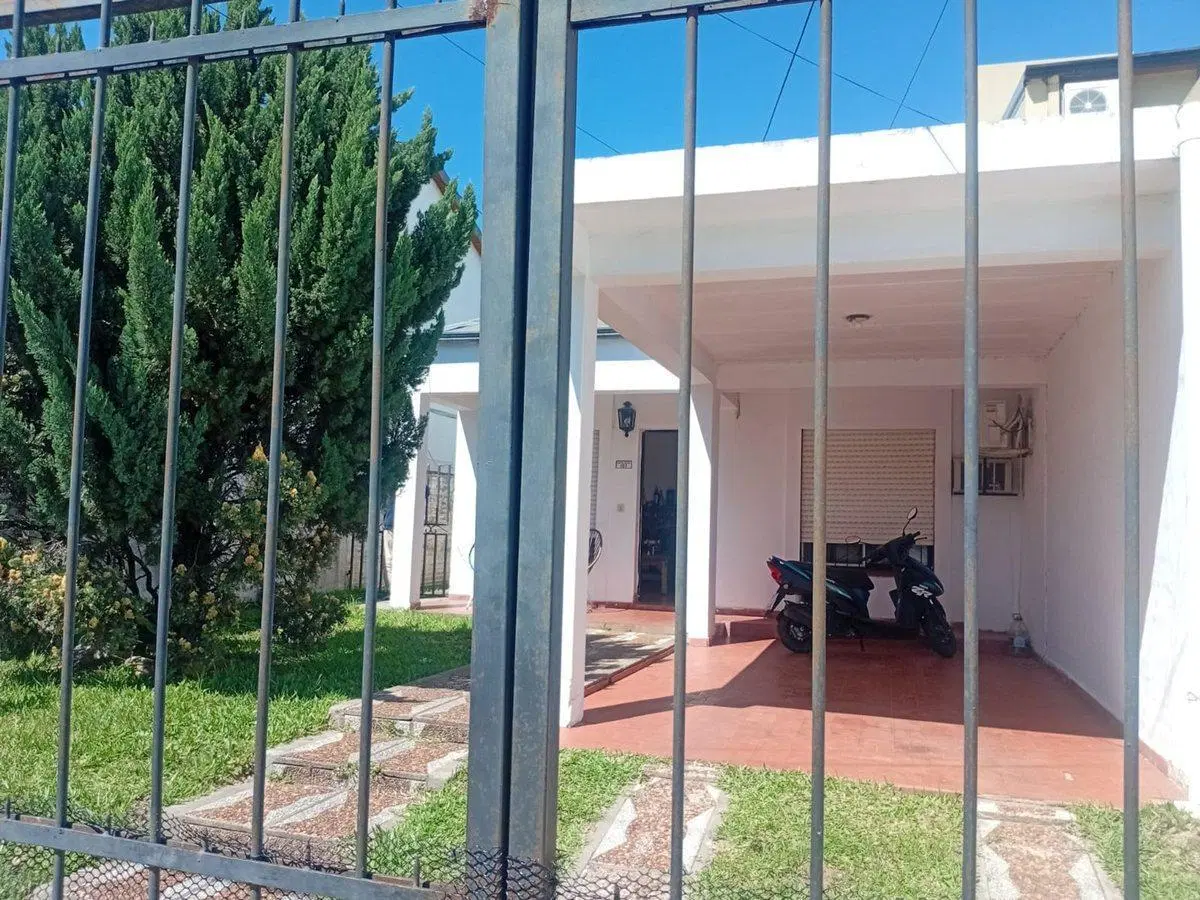 Casa 4 dormitorios en un lindo barrio de Concordia 3