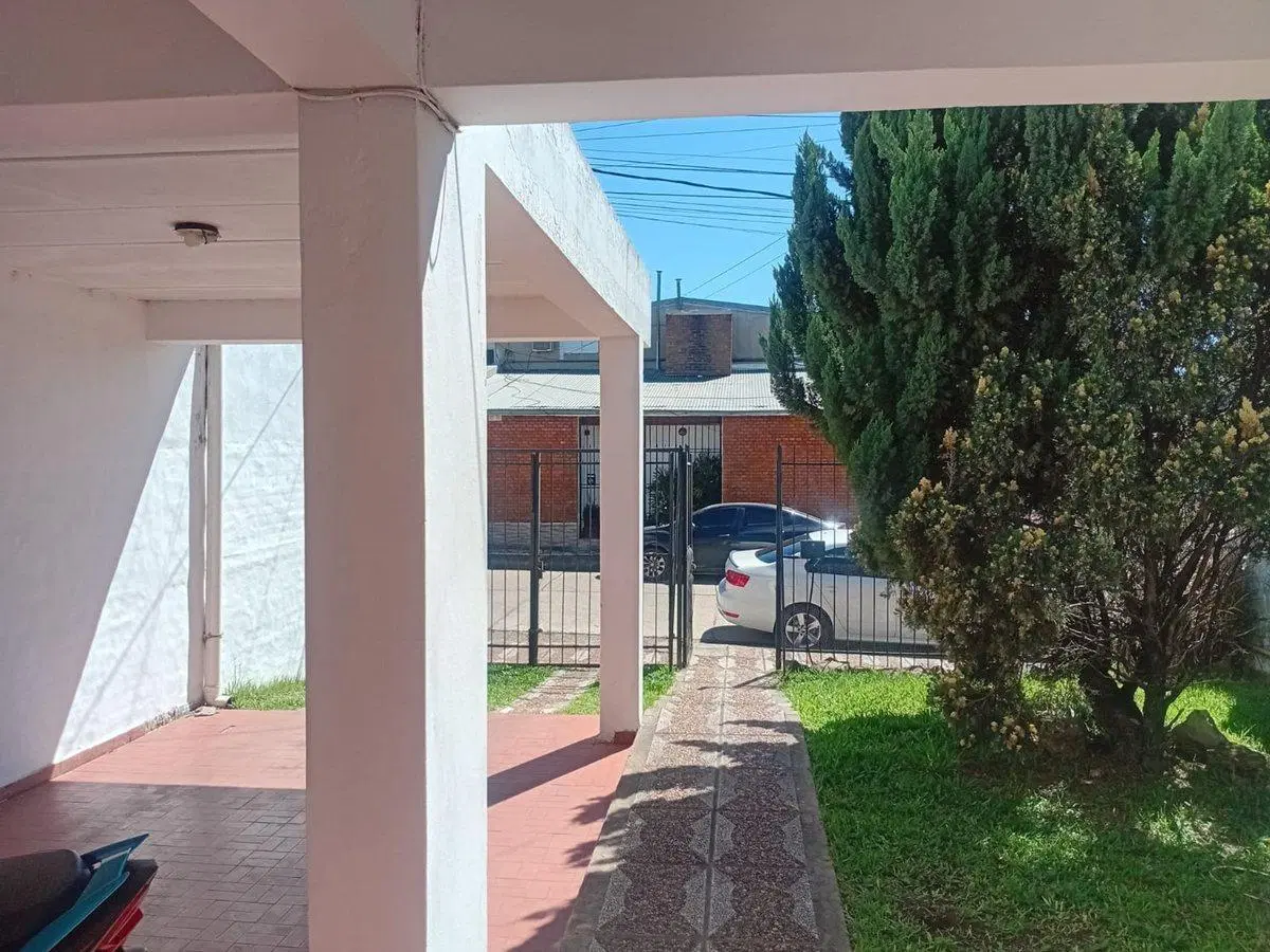 Casa 4 dormitorios en un lindo barrio de Concordia 2