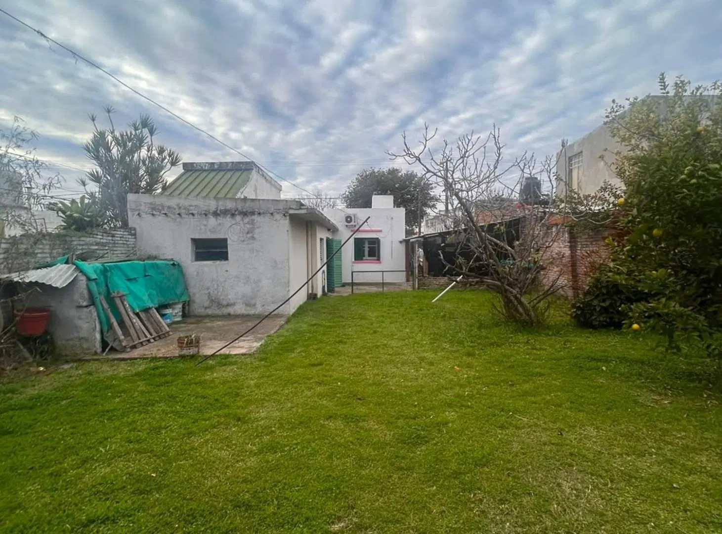 Casa 2 dormitorios, gran fondo y cochera, Paraná 2