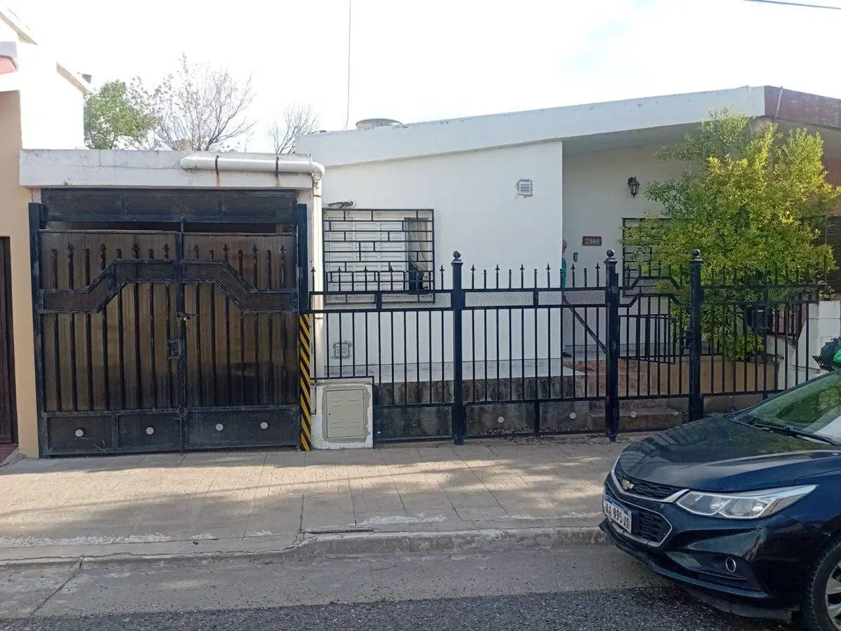 Atención: c:asa 2/3 dormitorios, cochera, Paraná 5