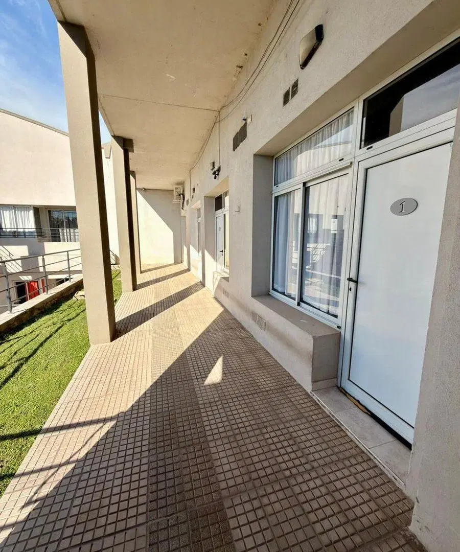 Depto 1 dormitorio c/patio zona Zanni y Almafuerte 2