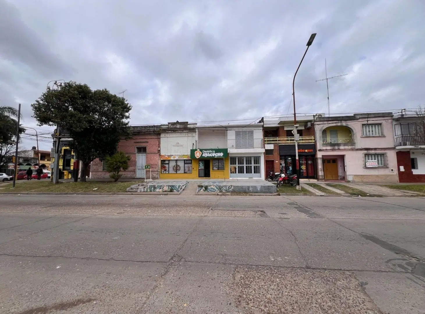 Casa con local comercial  Av. Churruarín, Paraná 4