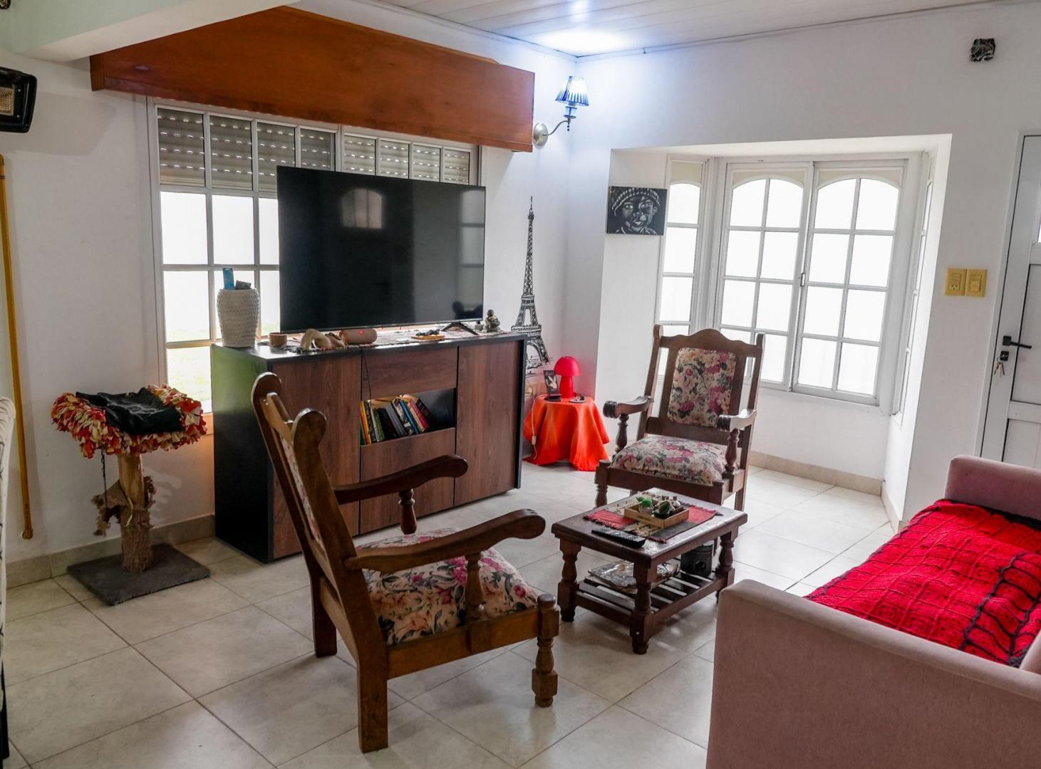 Foto de Casa 2 dormitorios, cochera y amplio jardín Crespo, imagen 4