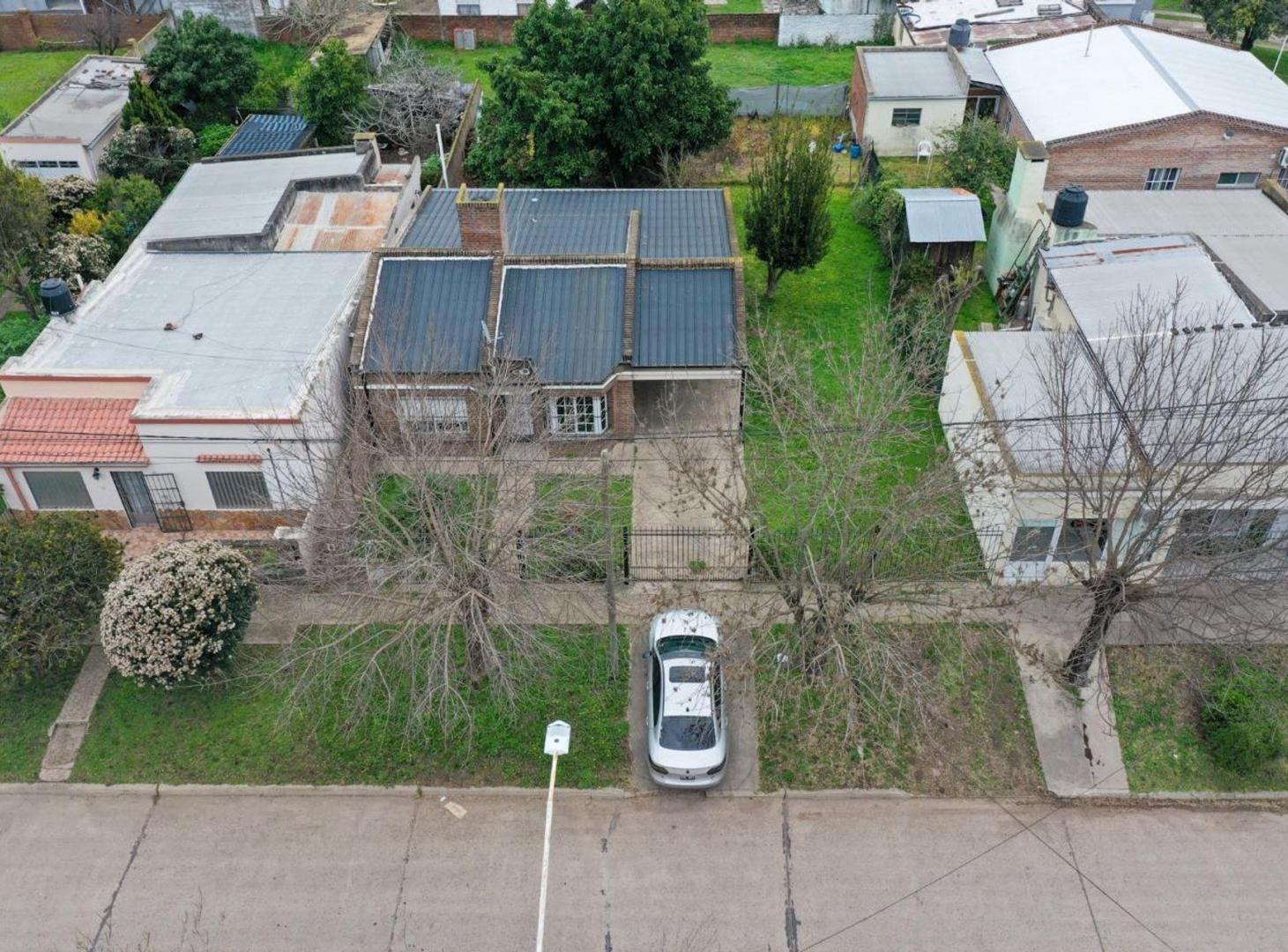 Foto de Casa 2 dormitorios, cochera y amplio jardín Crespo, imagen 3