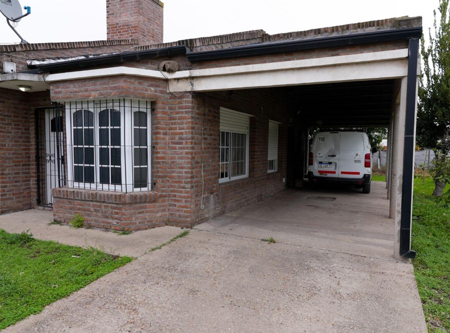 Foto de Casa 2 dormitorios, cochera y amplio jardín Crespo, imagen 1