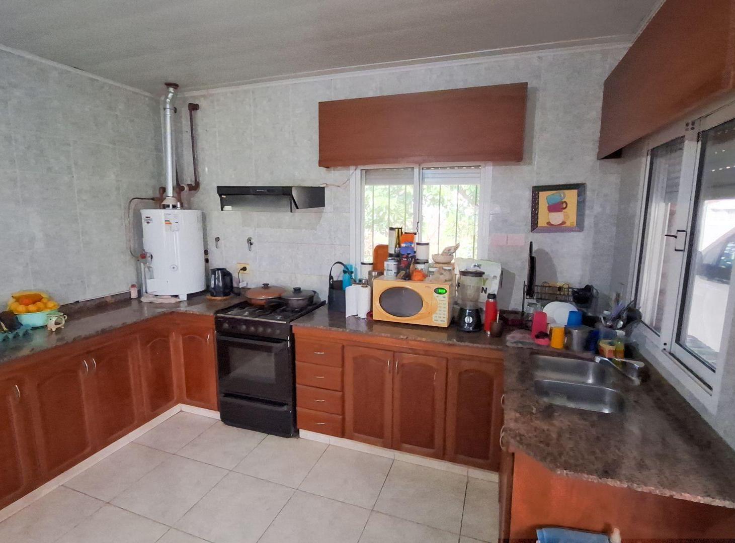Foto de Casa 2 dormitorios, cochera y amplio jardín Crespo, imagen 2